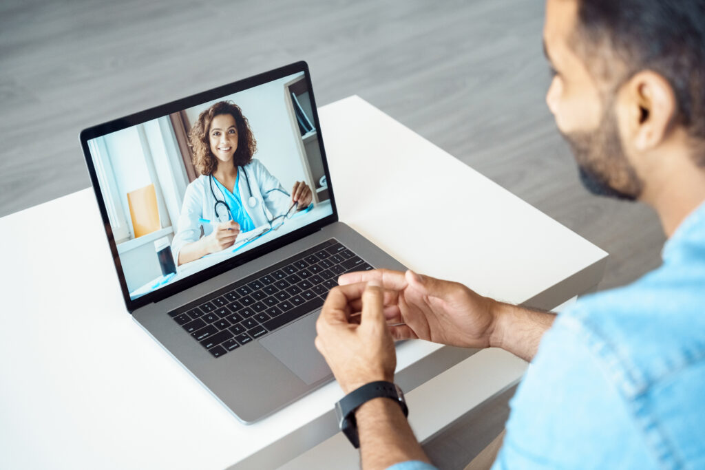 médico durante teleconsulta