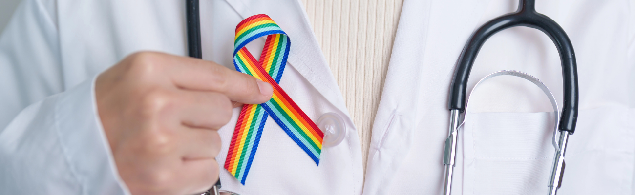 Médico_segurando_bandeira_Saúde_LGBTQIAP+